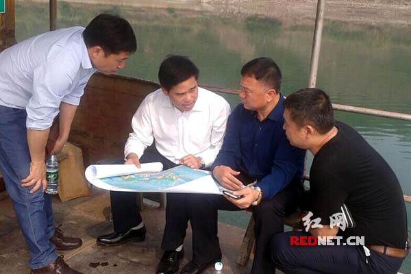 李厚元[左二]等领导正研究规划图。