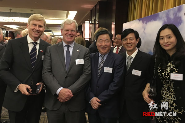 图说：荷兰驻上海总领馆领事，荷兰投资贸易局驻华代表孔加礼[左一]、皇家菲仕兰CEO鲁乐夫[左二]、中粮集团董事长宁高宁[左三]、澳优董事长颜卫彬[左四]、执行董事吴少虹[左五]在25日晚宴上合影。