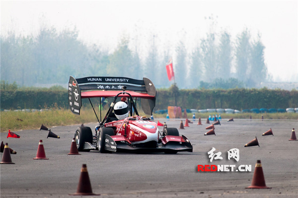 湖南大学海马汽车FSAE赛车队赛车在赛道上穿梭于各障碍间