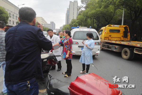 医护人员把郑娭毑送上了120急救车