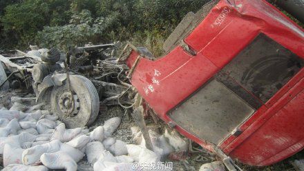 浙江一高速发生交通事故 司机因妻子喂水果走神