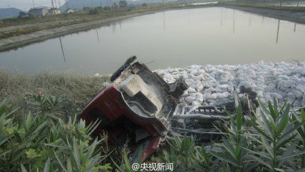 浙江一高速发生交通事故 司机因妻子喂水果走神