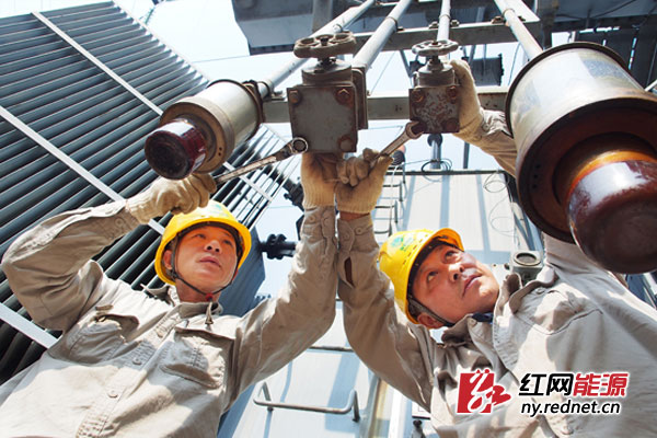 湘潭供电工作人员成功解决了110千伏瓦子坪变电站1号主变有载调压开关内部渗油问题。