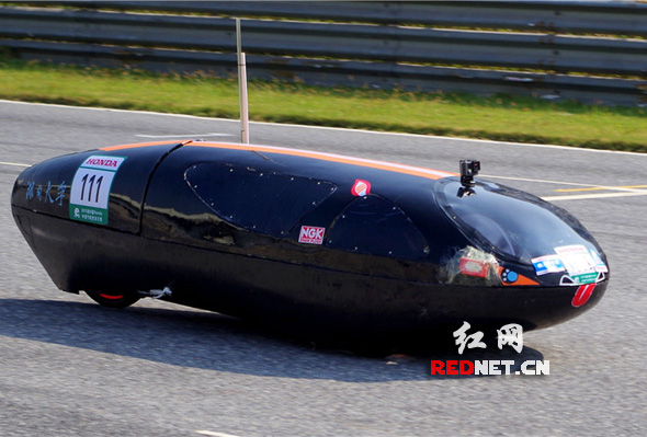 湖南大学潇湘之鹰车队燃油车“BlackPig”在本届节能大赛中夺冠，1升油折合行驶1208.47公里