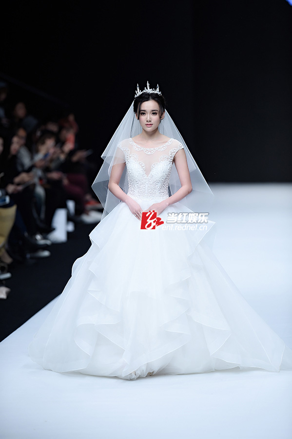 江铠同披婚纱T台走秀