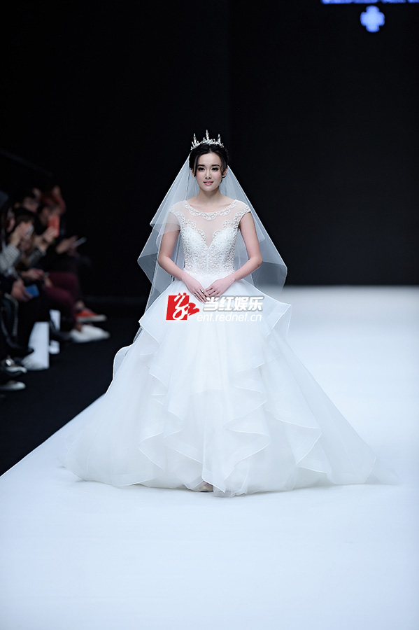 江铠同披婚纱T台走秀