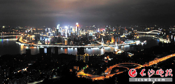 作为一项民心工程、民生工程，重庆的城市夜景亮化工程作用的外延已经逐渐扩大成为城市的一张新名片，也有“小香港”美称。