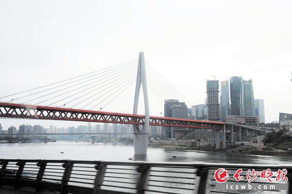 重庆是山地城市，在基础设施建设方面存在先天不足，但随着一系列跨江桥梁、过山隧道等立体交通项目的迅速推进，主城路网结构进一步完善，为市民的工作和生活释放出更多“速度与激情”。