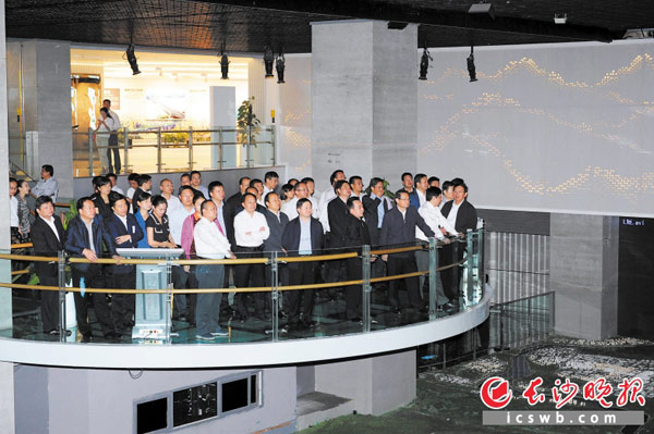 在重庆考察学习期间，长沙市党政代表团成员仔细看，认真学，增长了见识，开阔了视野。