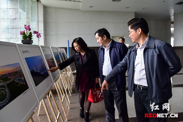 启动式及颁奖式后，参会领导及摄影爱好者们参观了摄影作品展。