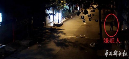 成都一女子深夜独自回家被男子尾随劫色劫财