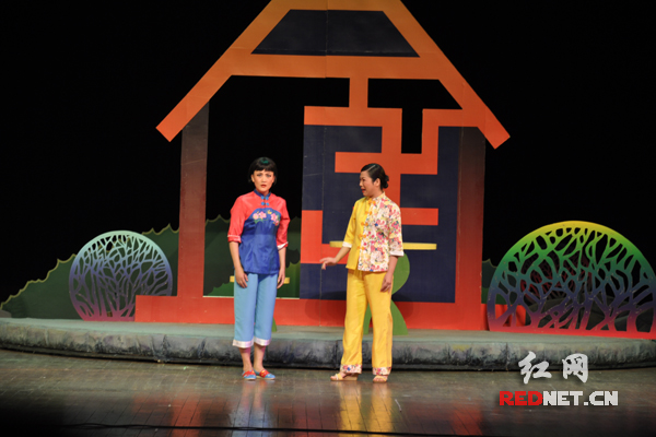 女主角何春秀（左一）由邵阳市花鼓戏保护传承中心演员曾玲珑饰演。