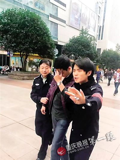 男子偷拍美女裙底被抓自称患病控制不住（图）