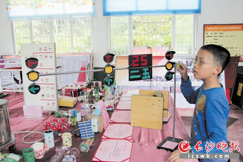 王钊恺展示他所发明的新型交通信号灯。 长沙晚报通讯员 龚再蓉 摄