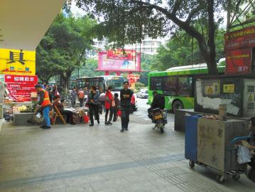 “钉子男”布暗钉见女性遇扎趁机“揩油”（图）