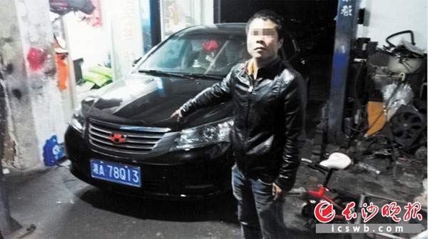 犯罪嫌疑人文某指认停在汽修厂的肇事车辆。 长沙晚报通讯员 雷越 摄