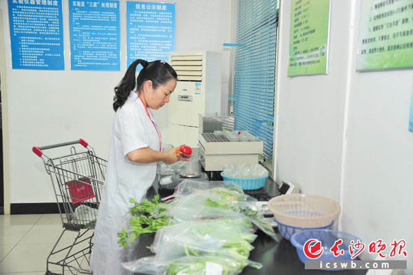 在长沙市农产品质量检测中心红星检测分站，质检员正在对蔬菜进行农药残留快速检测。长沙晚报通讯员 蒋建新 摄