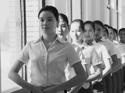 首航武汉招空姐 拒收“人造美女”(图)