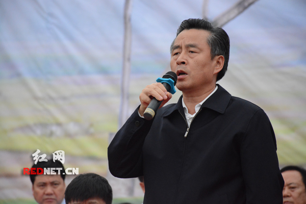 湖南省副省长戴道晋宣布工程开工。