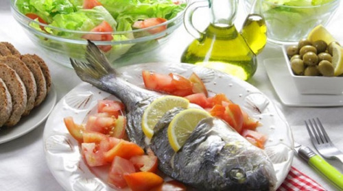 在地中海饮食中，一周要吃至少2次鱼肉或禽肉。