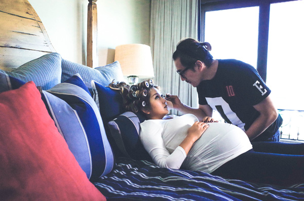 何洁大肚工作照