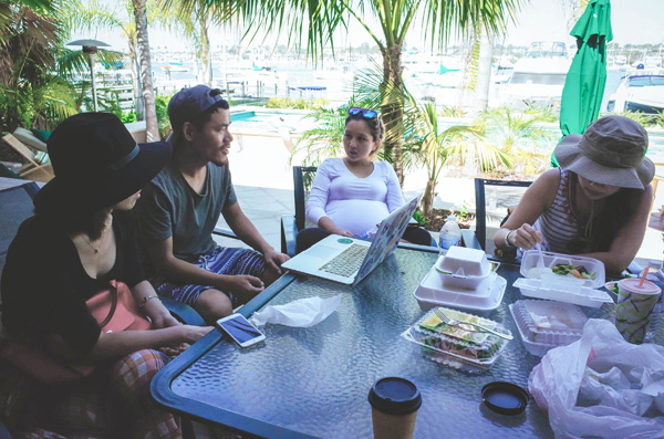 何洁挺大肚工作