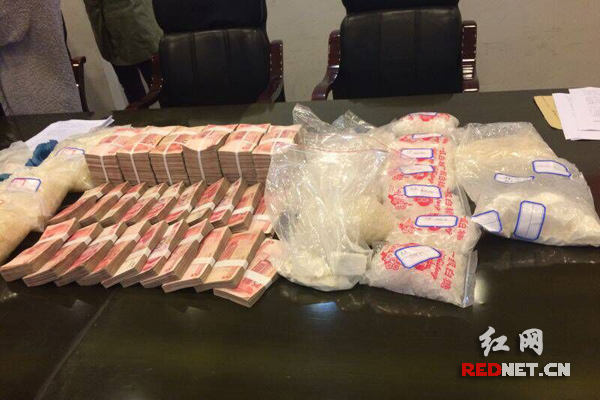 警方查获的毒品和赌资
