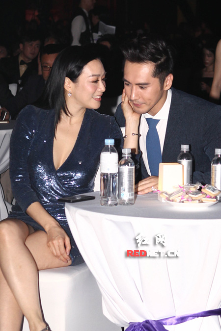 钟丽缇、张伦硕现场贴耳热聊。