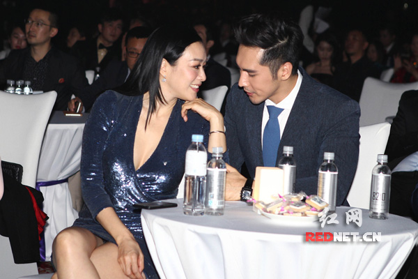 钟丽缇、张伦硕现场贴耳热聊。