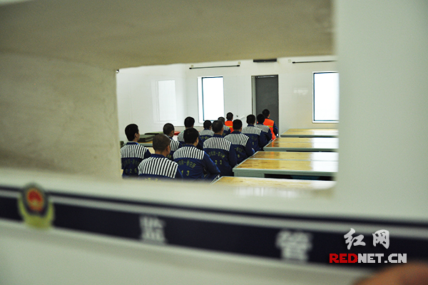 上午9点多，长沙市第一看守所的某监房，在押人员正在进行坐姿训练