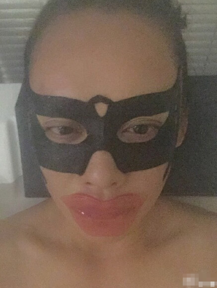 宁静深夜浴缸泡澡自拍