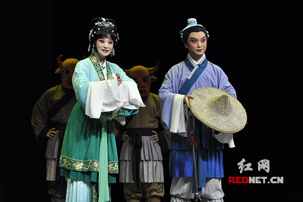 虞舜与娥皇、女英二妃一出场便吸引了全场观众的目光，随着演员婉转的唱腔投入进剧情的发展。