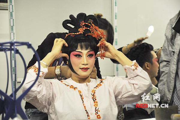 演出开始前，“娥皇”扮演者罗艳在后台化妆。