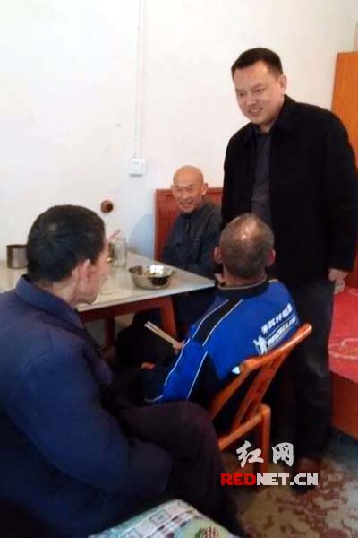 万勇平镇长与老人们交谈。