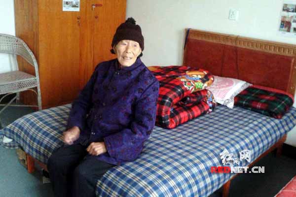 80岁的袁奶奶。