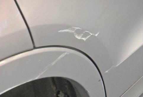 初三男生剐蹭轿车留字条道歉 车主感动不索赔