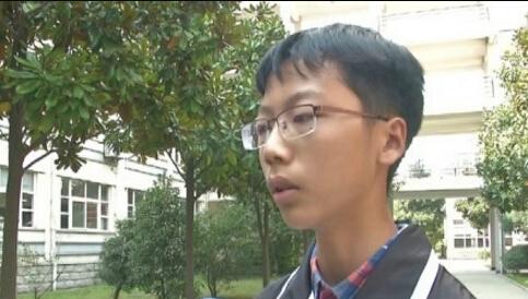 初三男生剐蹭轿车留字条道歉 车主感动不索赔