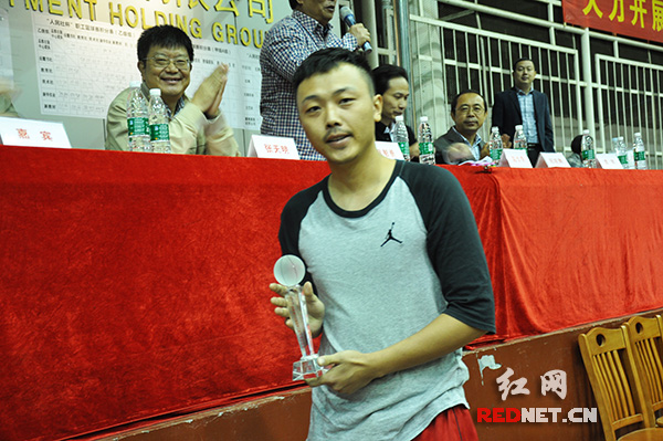 红网队员领取冠军奖杯。