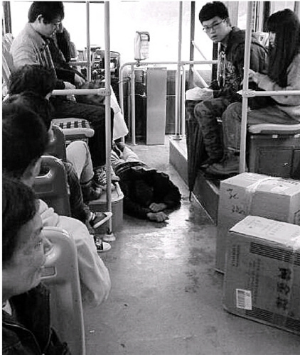 公交司机停车扶醉汉反被讹全车乘客为他证清白