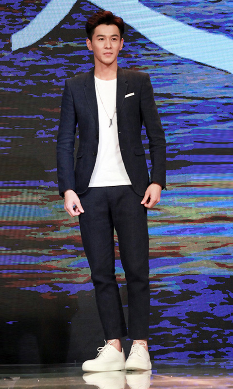 乔振宇上台颁奖1