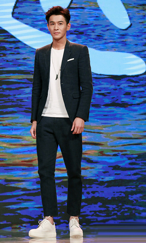 乔振宇上台颁奖2