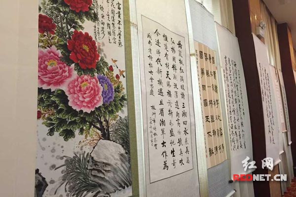 会场上摆满了大家的诗词画作