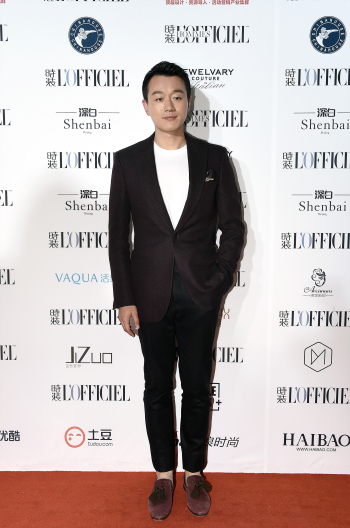 佟大为绅士范亮相红毯