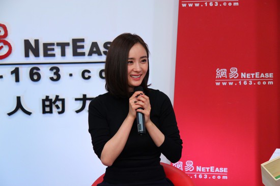 与老公聚少离多 老板杨幂BoBo“训练”小鲜肉