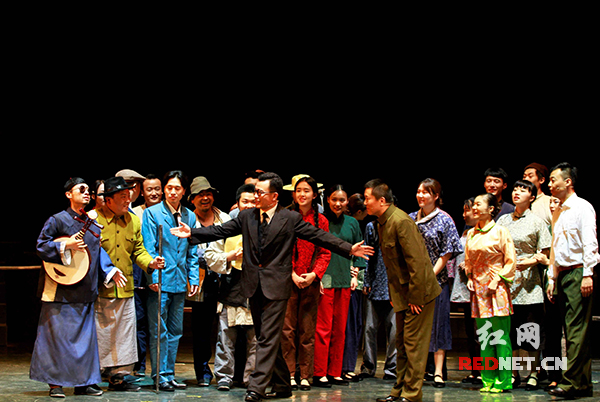 10月30日晚，中韩两国合作的大型话剧《泉涸之鱼》在湖南大剧院上演，500余名韩国观众到场与中国观众共同观看演出。