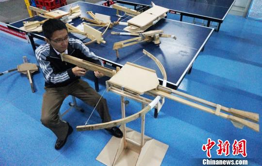 兰州教师复原诸葛连弩：能连发射穿70米远靶心（图）