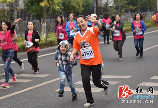 张家界3000人参加全民健身“挑战日”活动（图）