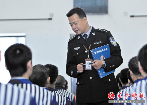 近日，长沙市第一看守所内，管教民警隆鸣与在押人员交流。由于他肯学、肯钻、肯干，成为有名的“拼命三郎”。 　　长沙晚报记者 王志伟 摄