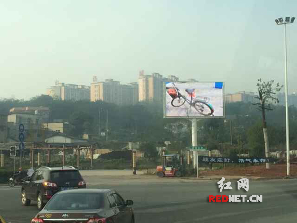 　湘潭市区交叉路口，电子屏循环民警刘立忠生前的画面，悼念英雄。