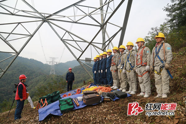 在±800千伏宾金线2073号塔下进行站队三交。